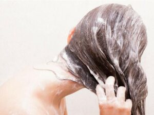 El champú con keratina y colágeno y sus beneficios para el cabello